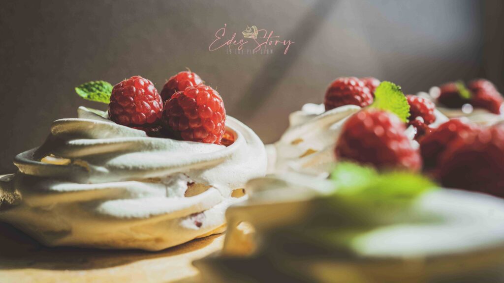 Pavlova - Fehércsoki Moussal és Mentás Málnaöntettel