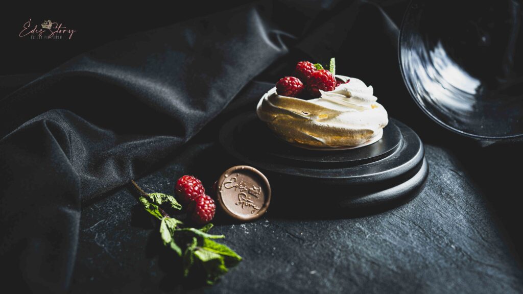 Pavlova - Fehércsoki Moussal és Mentás Málnaöntettel