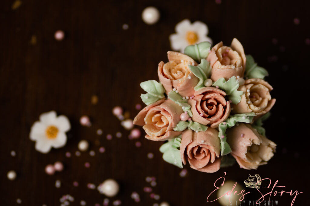 Orosz dekorcsővel készített vajkrém virág