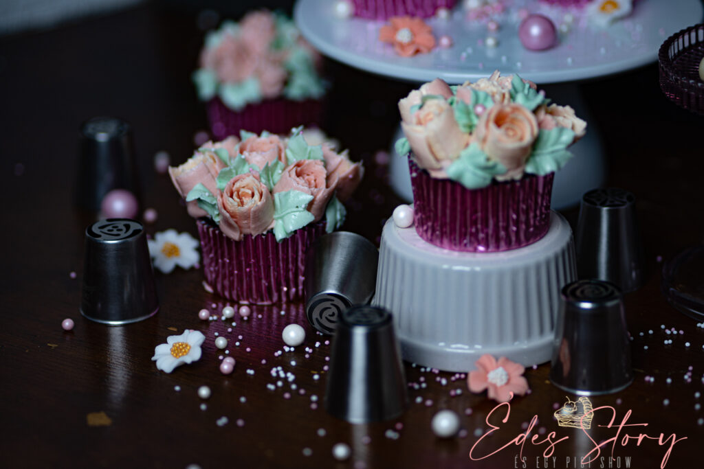 Orosz dekorcsővel készített vajkrém virág