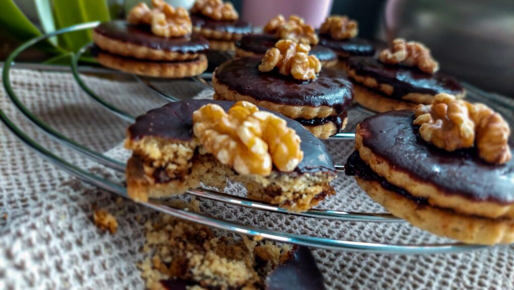 Az isler egy igazán közkedvelt aprósütemény.

Sem az esküvői sem az ünnepi asztalokról nem hiányozhat.

Az omlós diós linzertészta korongok közt fantasztikus savanykás málna vagy szilva lekvár,

kívül pedig finom kesernyés csokoládé. Egyszerűen ellenálhatatlan.