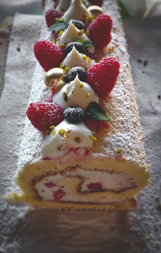 vaníliás piskótatekercs gyümölccsel