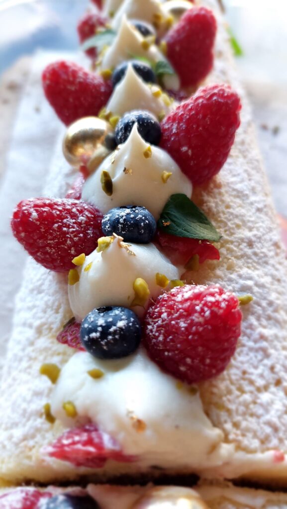 vaníliás piskótatekercs gyümölccsel