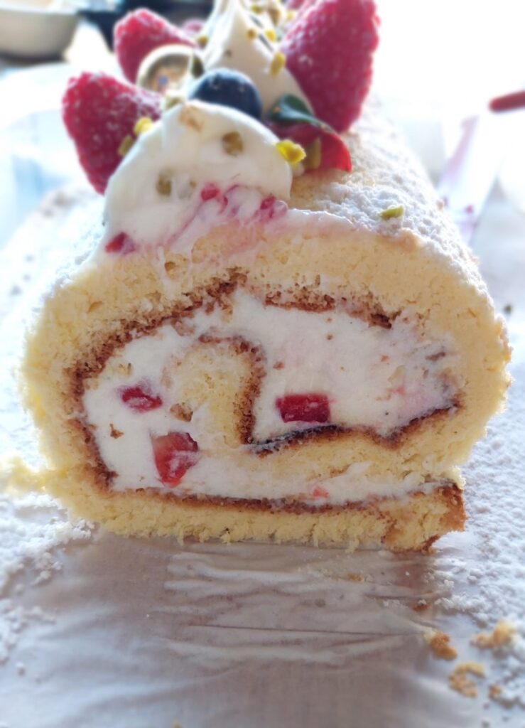 vaníliás piskótatekercs gyümölccsel