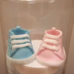 Cukorfigura - fiú vagy lány rózsaszín-kék cipő