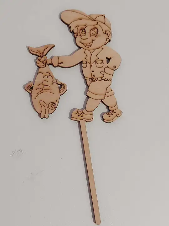 Díszítő beszúró - Nyomtatott beszúrós fa tortadísz - Büszke Horgász 10cm x 4cm