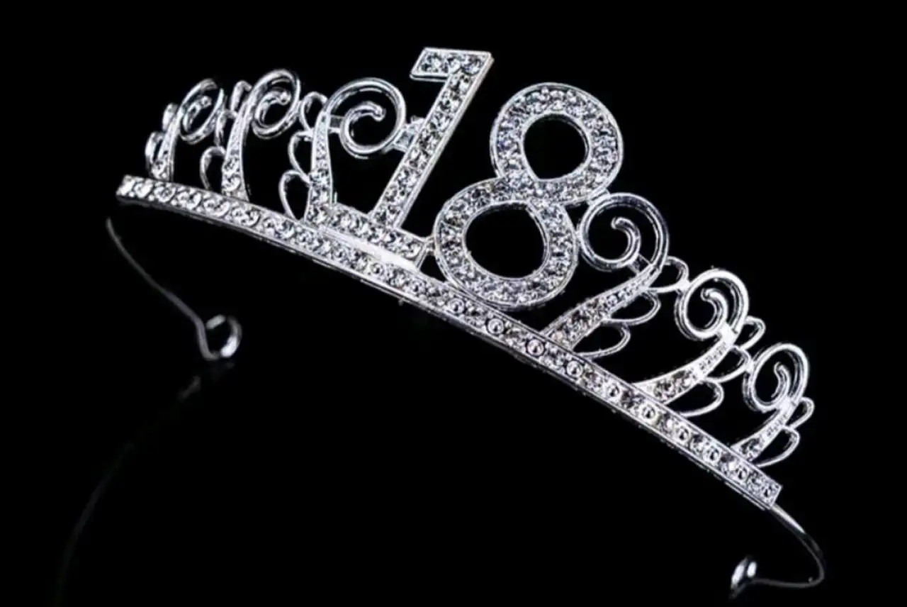 Korona műanyag dísz - Ezüst 18 kövekkel