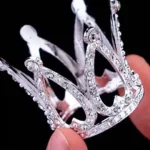 Korona műanyag dísz mini - Ezüst - 3,2cm x 3,4cm