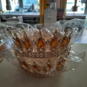 Korona dísz - Borostyánsárga színű kővel