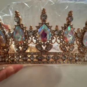 Korona dísz - Opál színű kővel